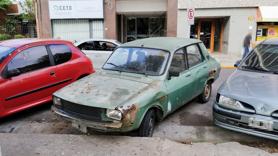Renault 12 verde oxidado, Avellaneda