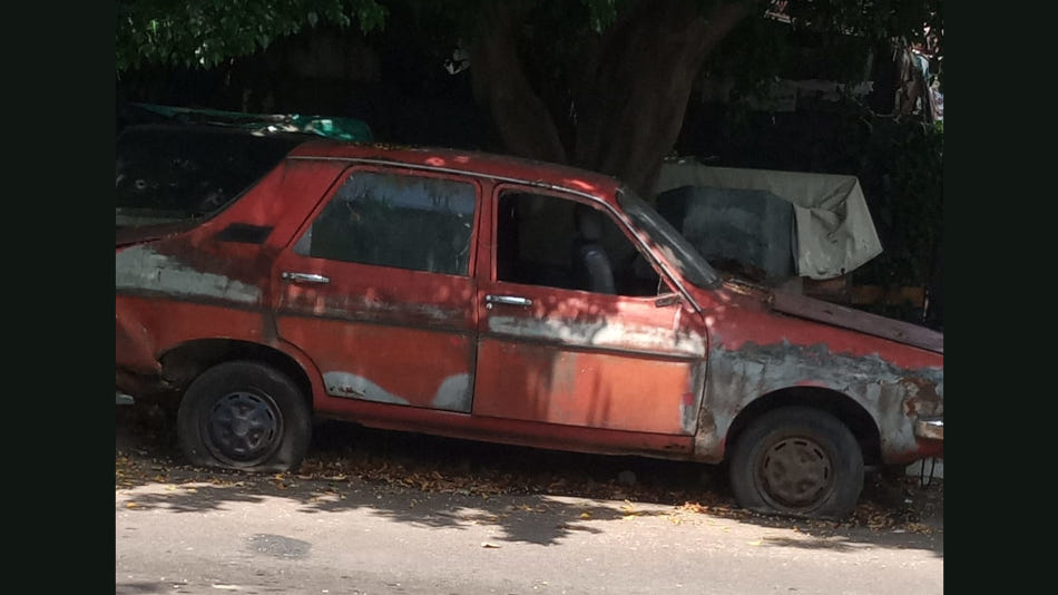 Renault 12 rojo y óxido, Parque Saavedra
