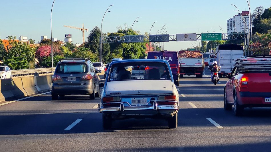 Renault 12 celeste y blanco, Villa Devoto