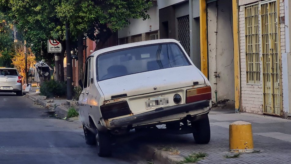 Renault 12 blanco, Vicente López