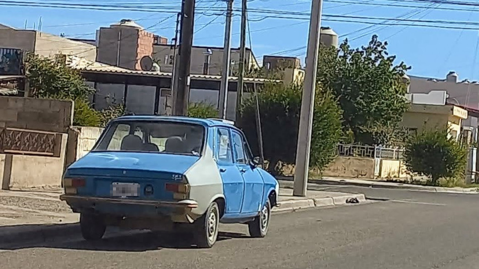 Renault 12 celeste y blanco, Barrio Roca, Comodoro Rivadavia