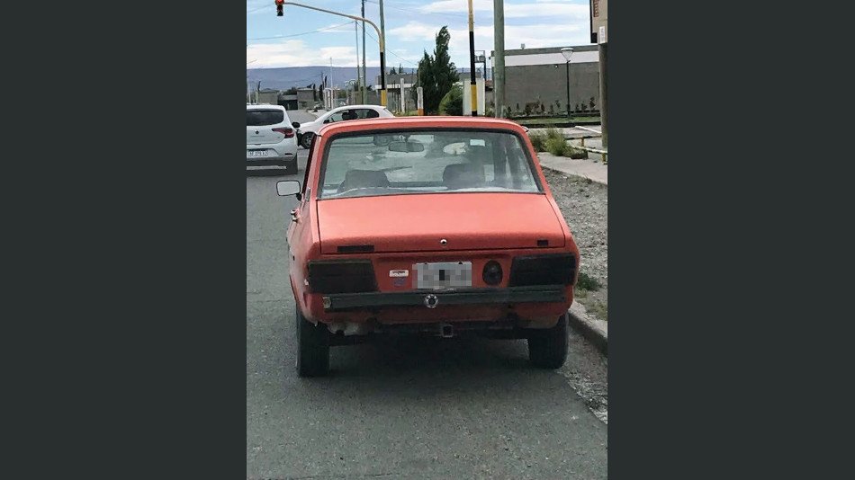 Renault 12 rojo gastado, Las Heras Santa Cruz