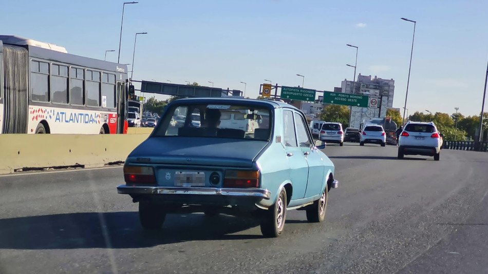 Renault 12 celeste, Parque Chacabuco Renault 12 celeste, Parque Chacabuco