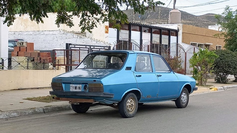 Renault 12 celeste, Barrio Roca, Comodoro Rivadavia