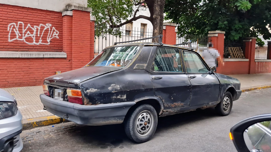 Renault 12 negro, Barrio Norte