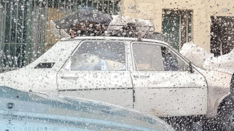 Renault 12 blanco llovido Lugar desconocido