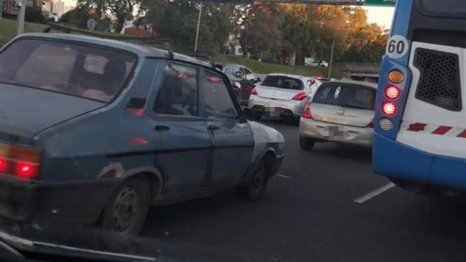 Renault 12 azul General Paz y San Martín