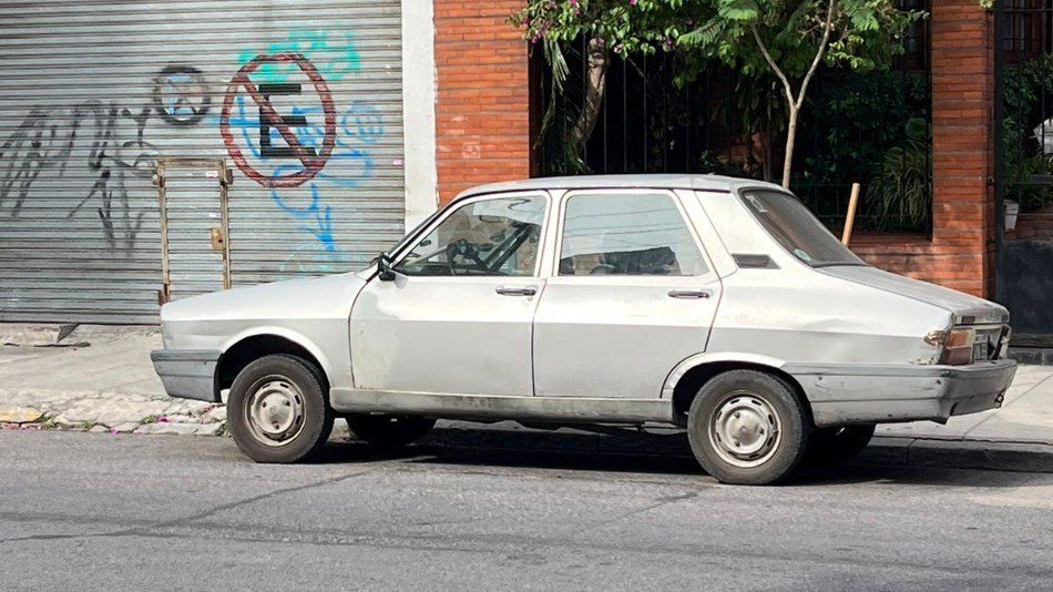 Renault 12 gris claro Flores, C.A.B.A.