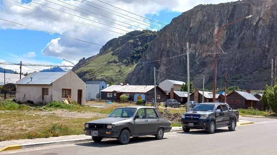 Renault 12 gris oscuro, El Calafate Renault 12 gris oscuro, El Calafate