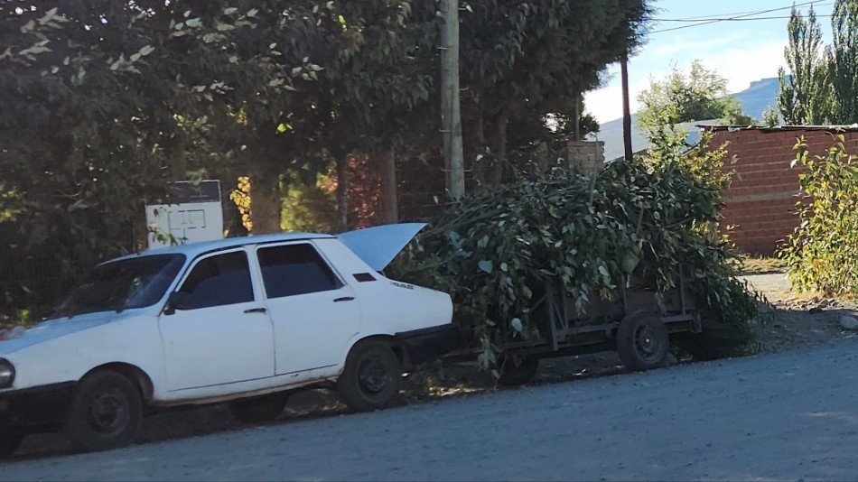 Renault 12 Blanco con remolque Junín de los Andes