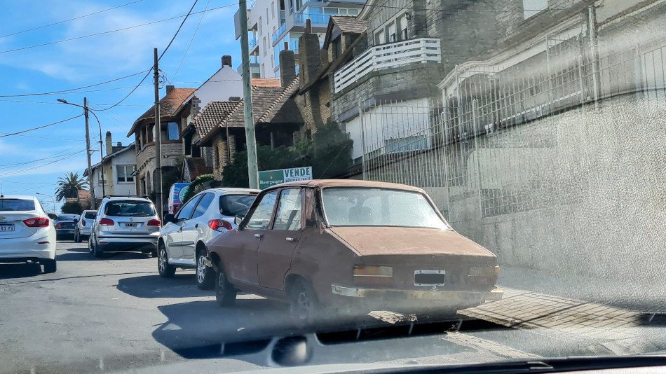 Renault 12 marrón, Mar del Plata