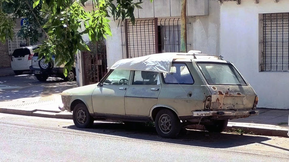Renault 12 Break verde claro, Parque Saavedra Renault 12 Break verde claro, Parque Saavedra