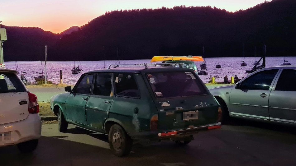 Renault 12 Break verde oscuro, San Martín de los Andes Renault 12 Break verde oscuro, San Martín de los Andes
