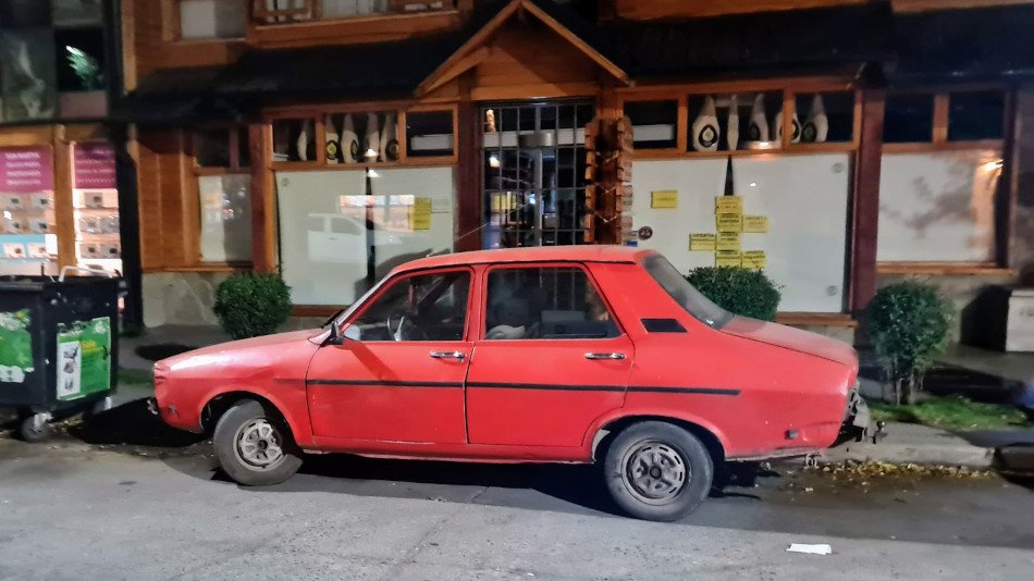 Renault 12 rojo, San Martín de los Andes Renault 12 rojo, San Martín de los Andes