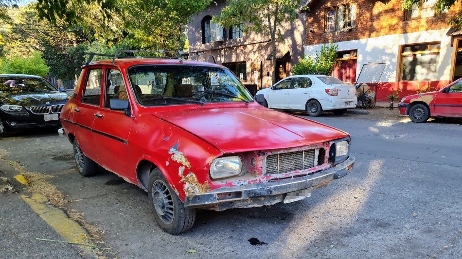 Renault 12 rojo, San Martín de los Andes Renault 12 rojo, San Martín de los Andes