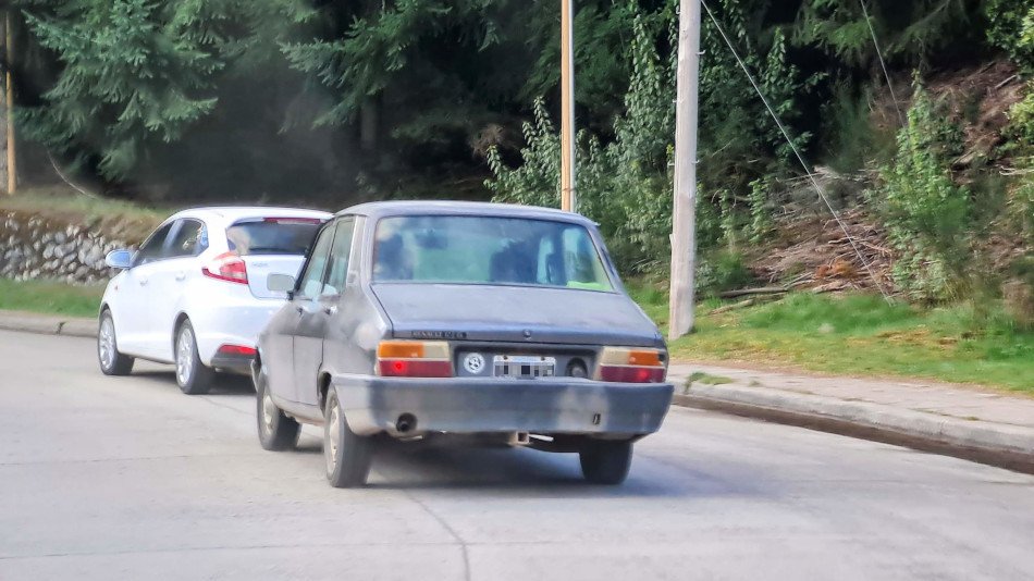 Renault 12 gris oscuro, Villa La Angostura