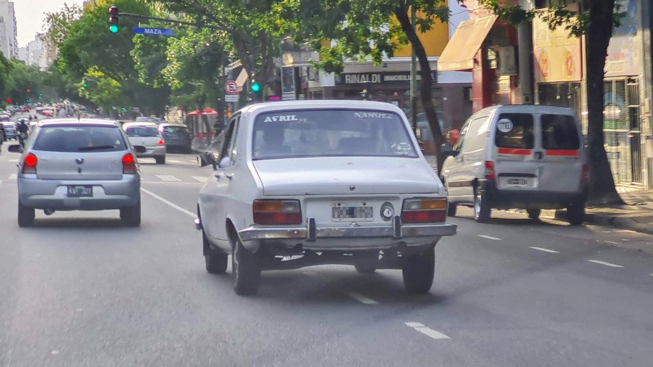 Renault 12 blanco, Boedo