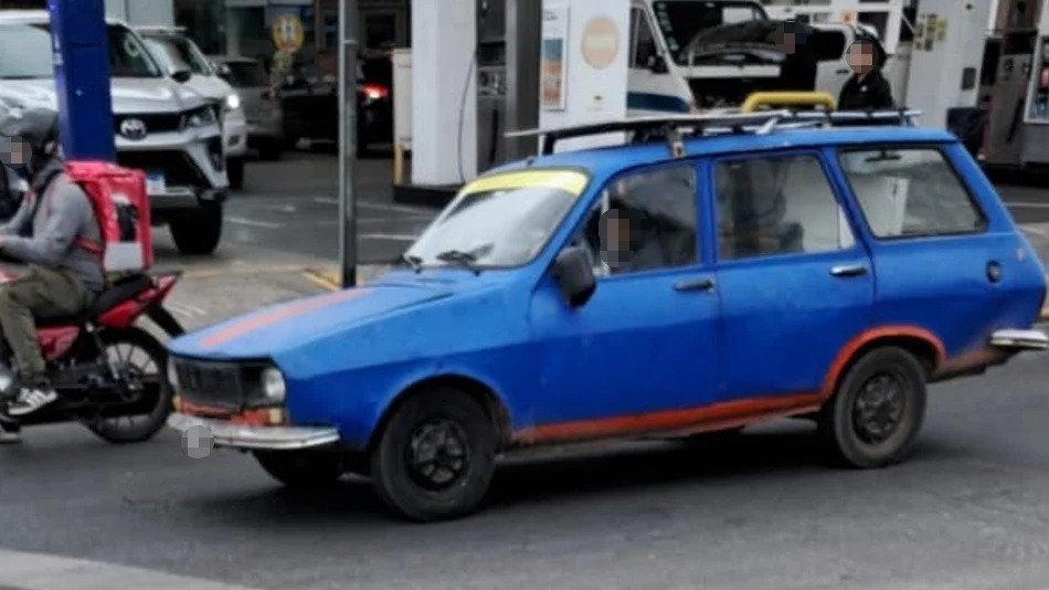 Renault 12 Break, Azul con vivos rojos Paraná y Panamericana