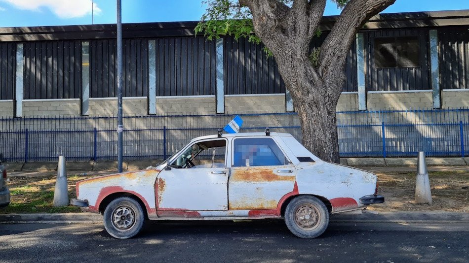 Renault 12 blanco con antióxido y bandera, Aeroparque Renault 12 blanco con antióxido y bandera, Aeroparque