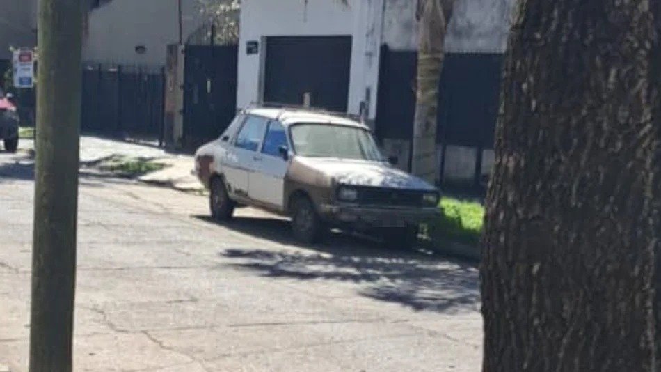 Renault 12 mayormente blanco Munro