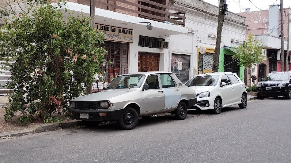 Renault 12 gris metalizado, Olivos