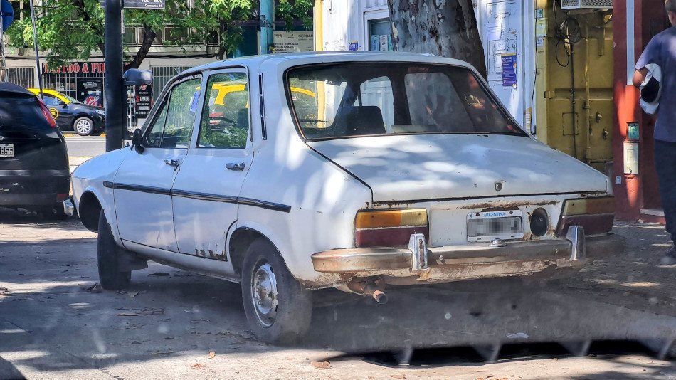 Renault 12 blanco, Chacarita